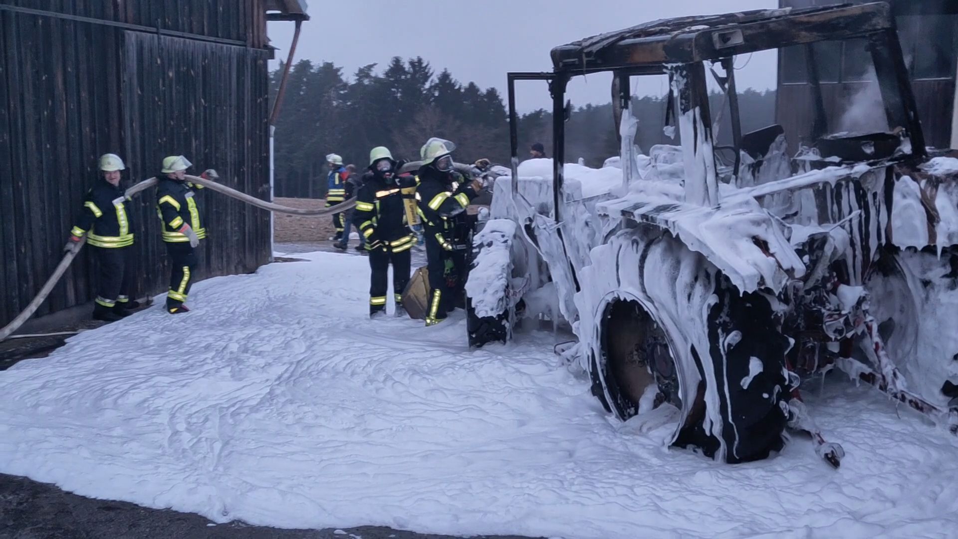 Video: Brennender Traktor im Landkreis Cham löst Großalarm aus