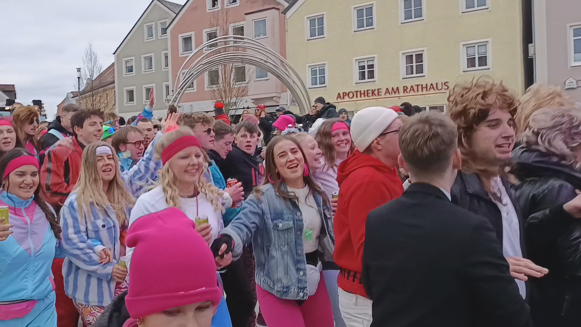 Video: Helau Hemau! Rund 15.000 Narren feierten ausgelassen in der Hemauer Innenstadt