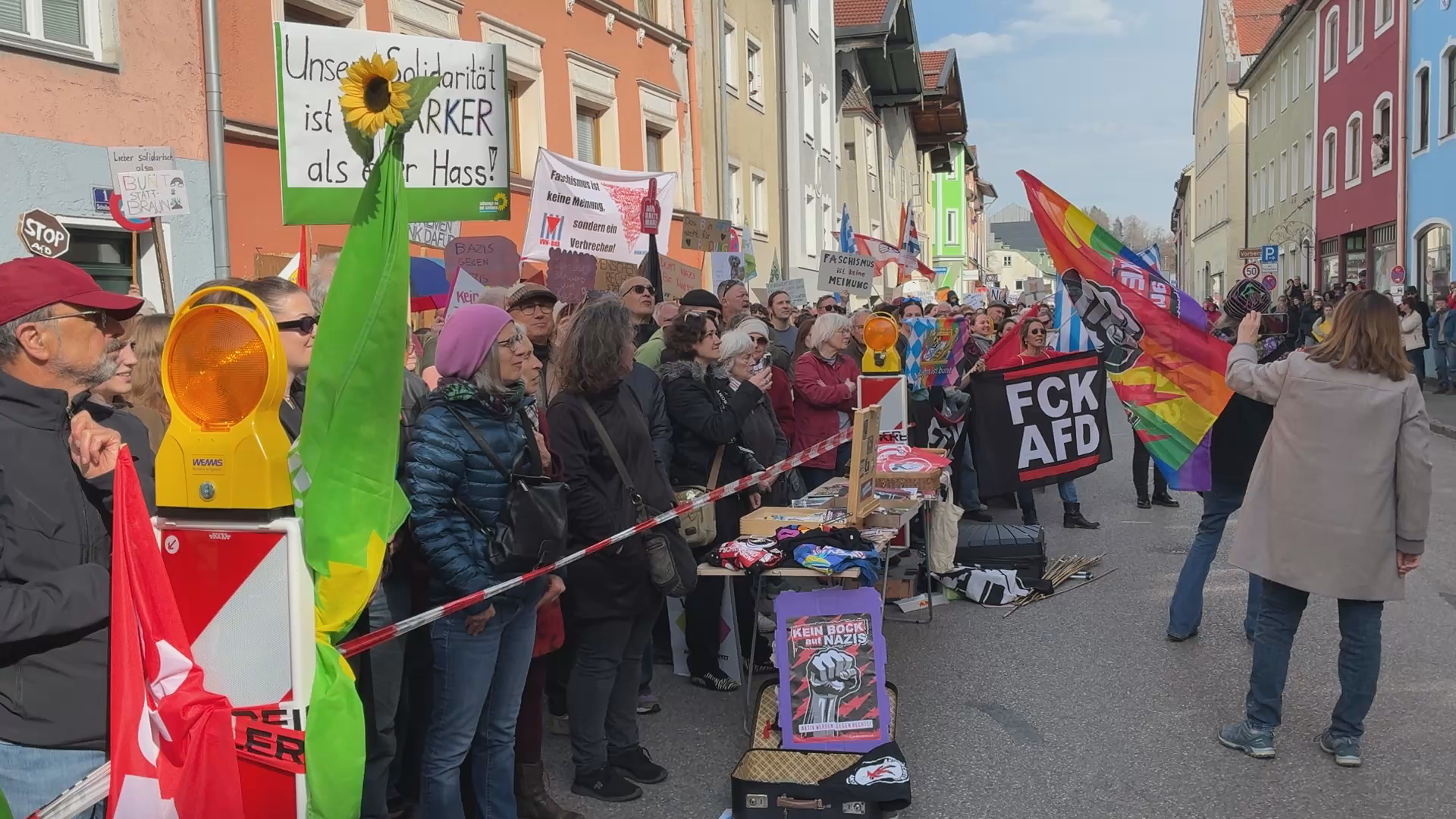 Video: 1500 Menschen demonstrieren gegen AfD-„Demokratiezentrum“