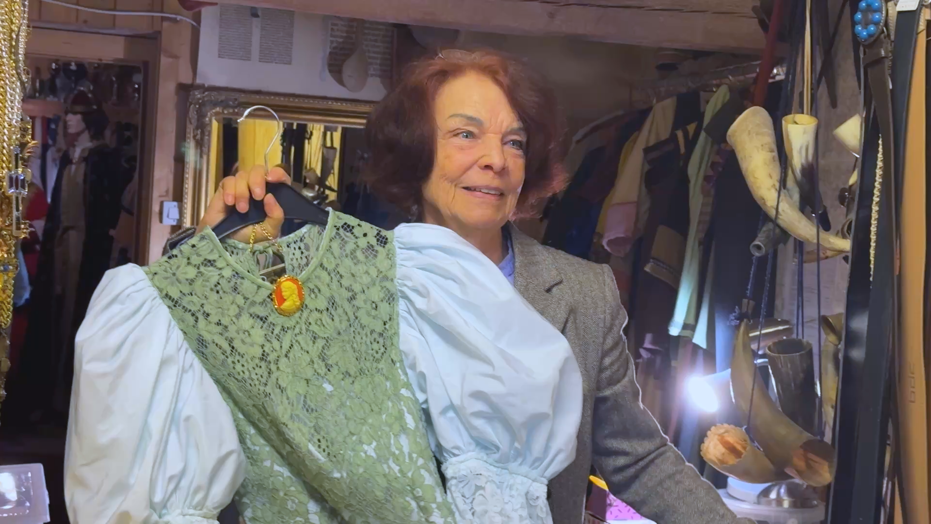 Video: Ein Dachboden voller Geschichte(n): Gabi Wiendl und ihre 1000 Kostüme