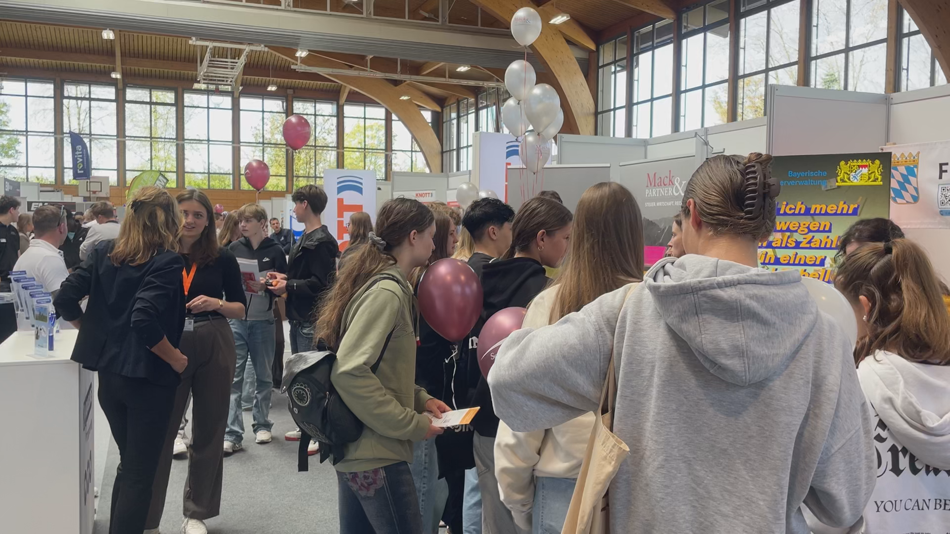 Video: Großer Andrang auf der Ausbildungsroas in Trostberg ¬– Jugendliche informieren sich über Berufe