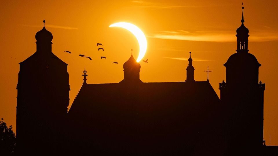 Video: Wenn sich der Mond vor die Sonne schiebt