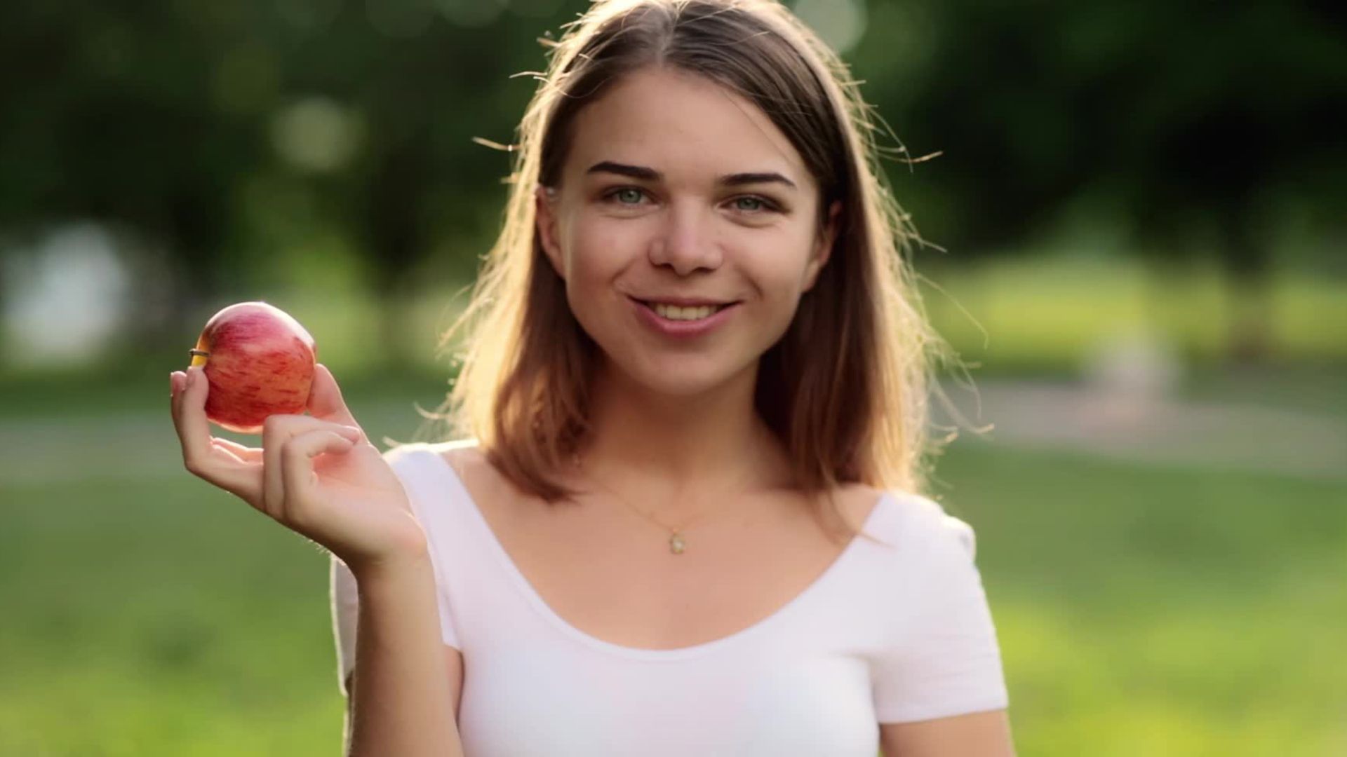 Video: Apfelgehäuse in die Hecke werfen: Warum das verboten ist