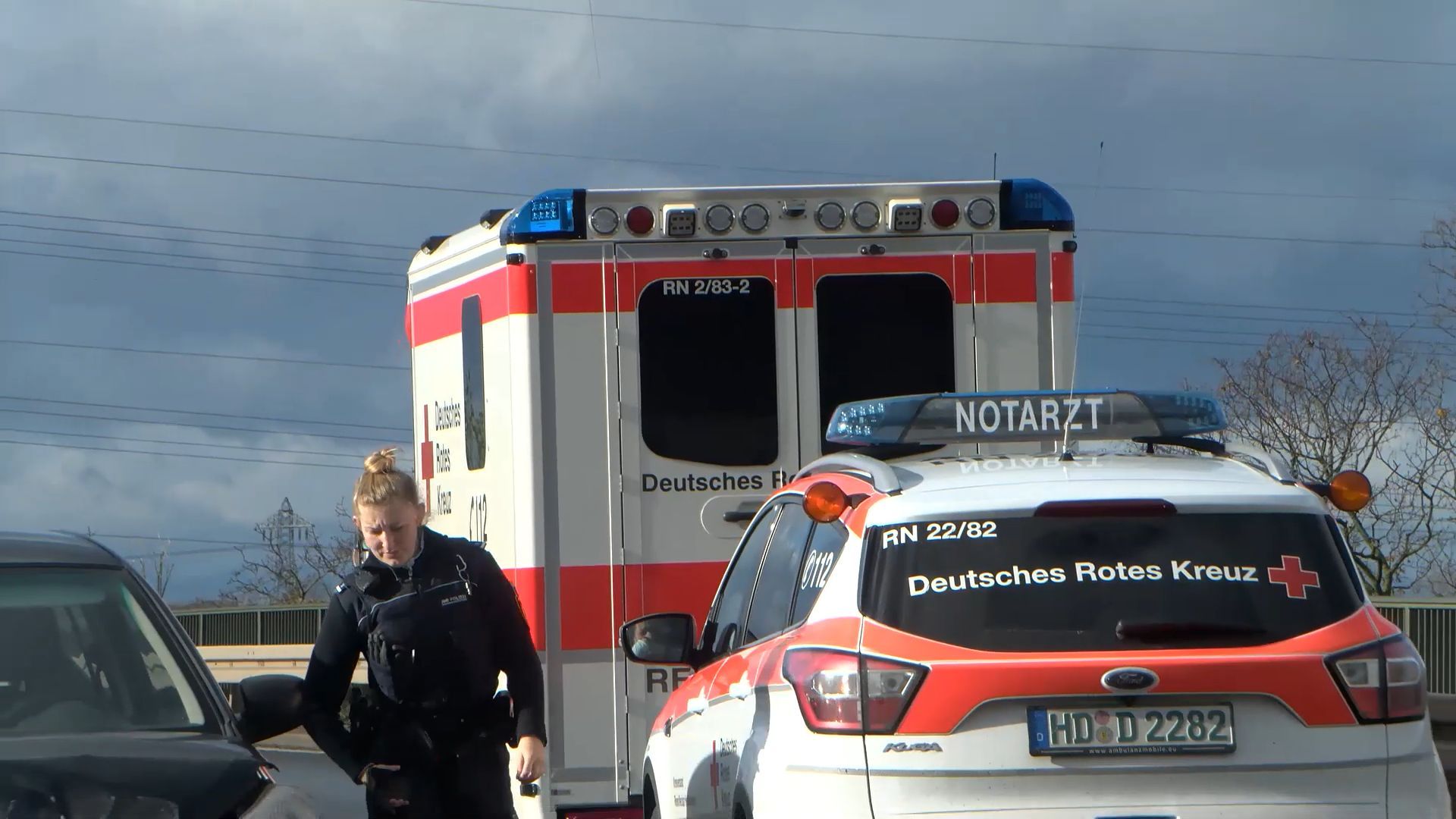 B535-Unfall bei Heidelberg: Nicht angepasste Geschwindigkeit auf regennasser Fahrbahn führt zu Kollision und Totalschaden"