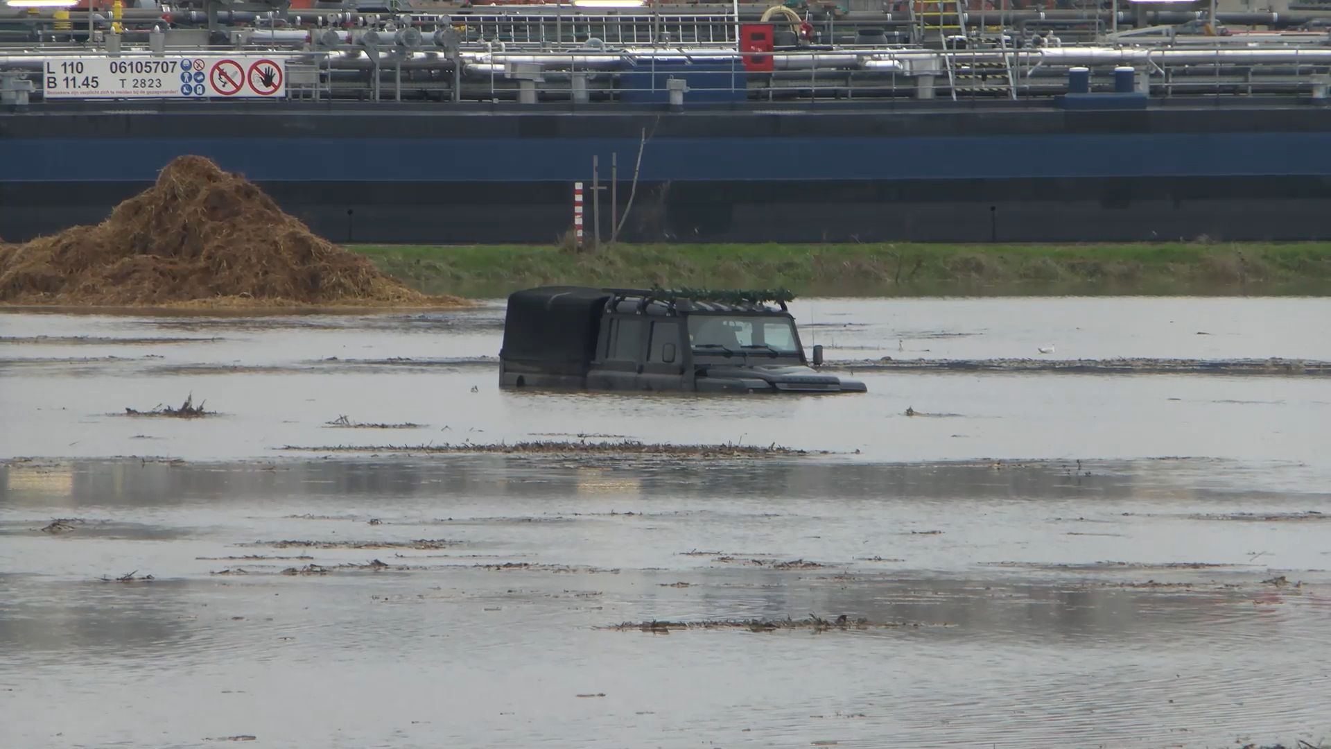Hochwasser am Rhein: Mann rettet sich schwimmend aus abgesoffenem Landrover