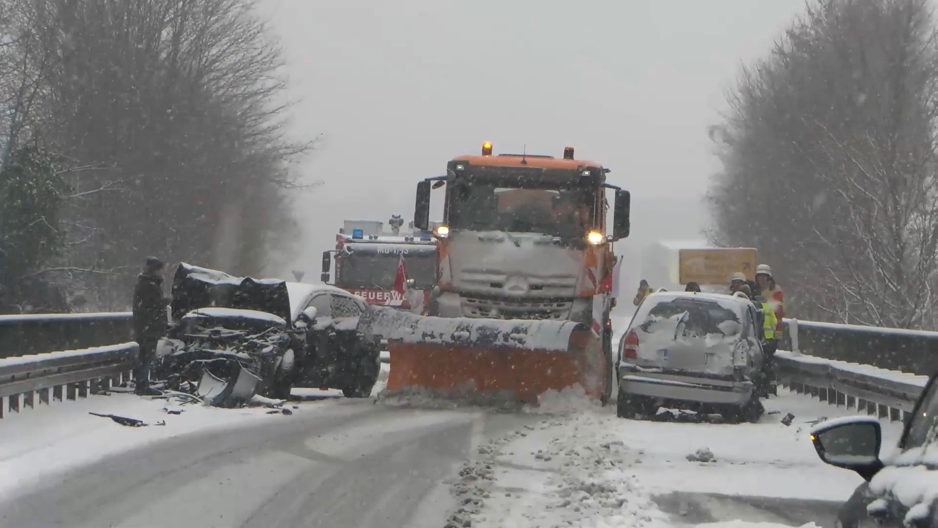 Schneeglätte: Frontalzusammenstoß auf der B39 fordert 3 Verletzte, darunter ein fünfjähriges Kind