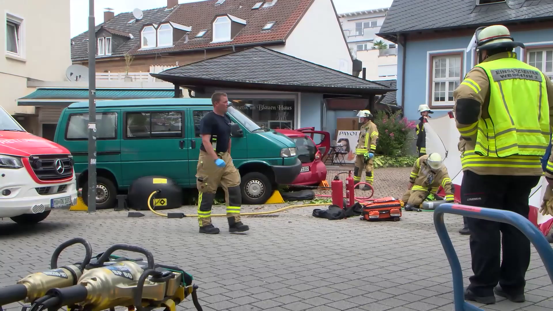 Schwerer Unfall in Weinheim: Fahrer prallt gegen geparkte Fahrzeuge