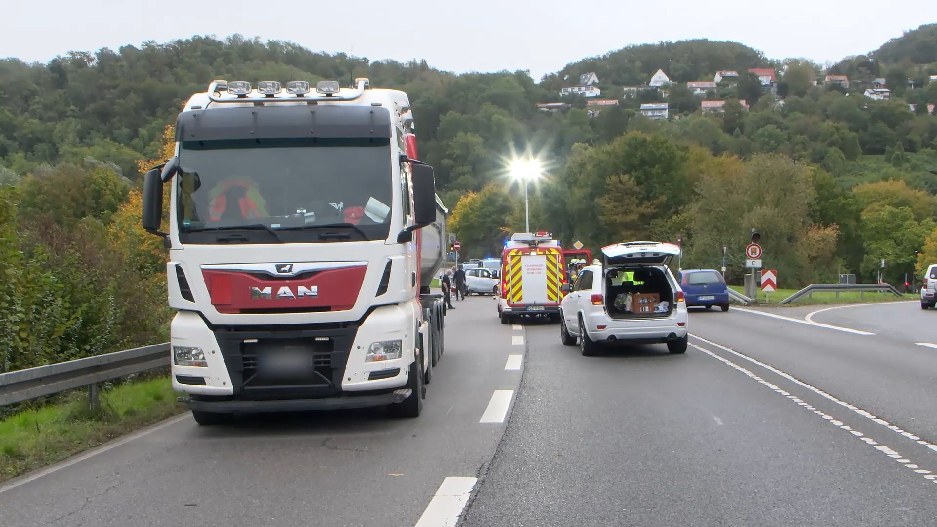 Unfall auf der B38 bei Weinheim: Kollision zwischen Smart und LKW