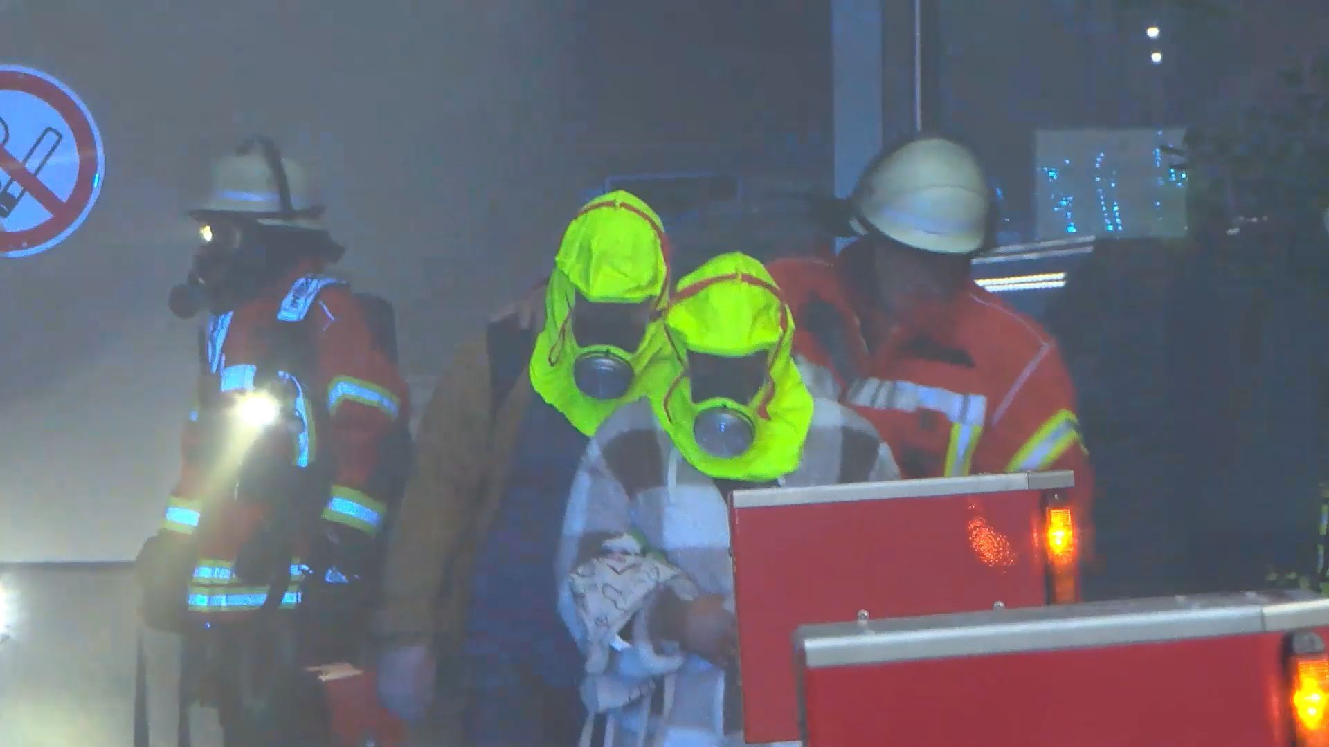 Video: Kellerbrand in Wohnhaus – 18 Menschen gerettet!