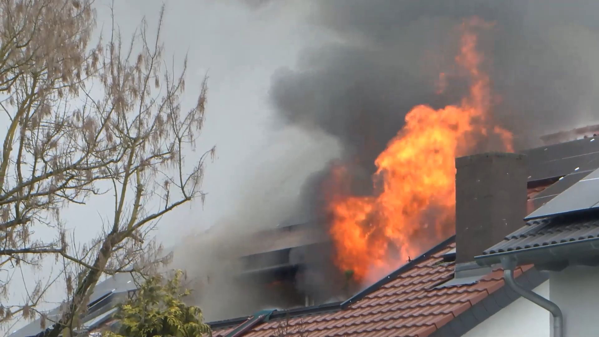 Video: Wohnhaus in Edingen-Neckarhausen in Flammen: Dachstuhlbrand beschäftigt Feuerwehr mehrere Stunden
