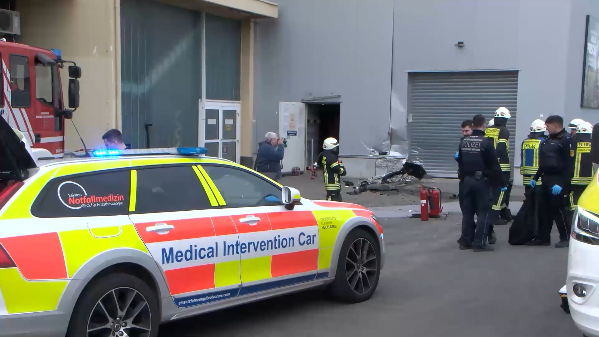 Video: Autofahrer prallt bei Edingen-Neckarhausen frontal gegen Gebäude - Polizei sucht Zeugen