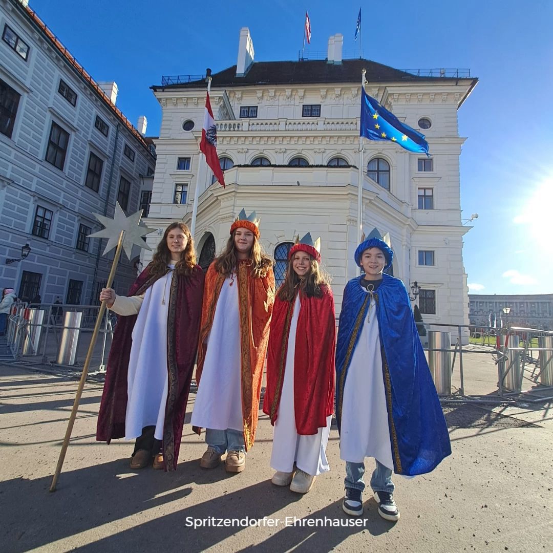 Sternsinger-aus-Gf-hl-berbringen-Neujahrssegen-in-der-Hofburg