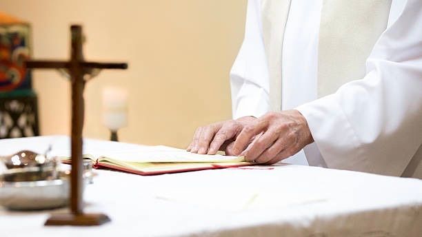 Italiens schönster Mann hört auf zu modeln und wird Priester