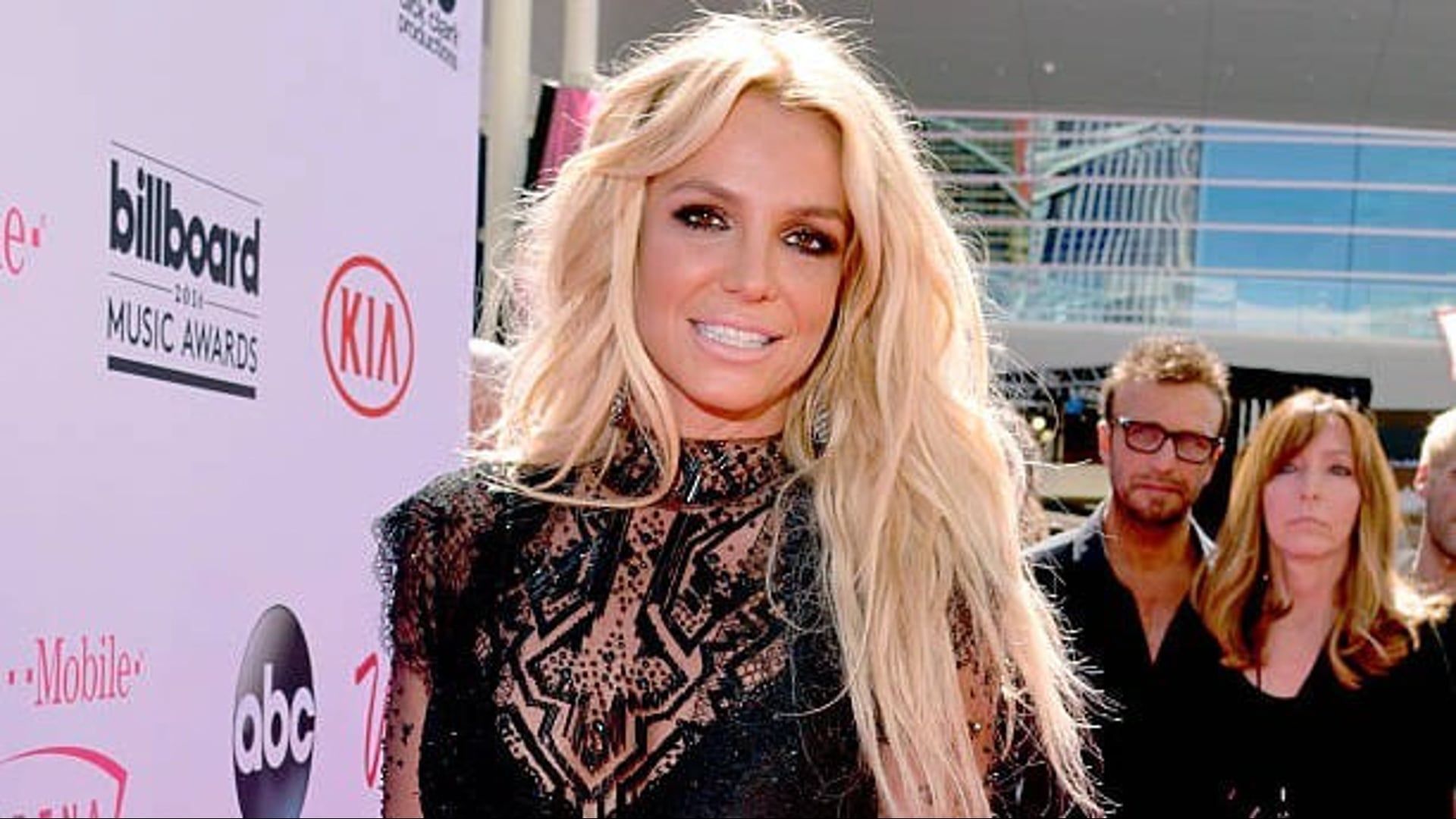 Britney Spears apologizes for lighting a cigarette on a charter flight