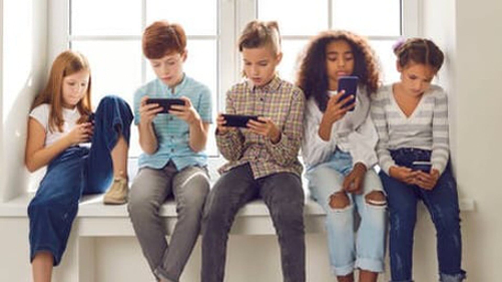 Slechte geestelijke gezondheid bij kinderen die te jong een smartphone krijgen