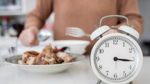 How an Earlier Dinner in Winter Can Improve Metabolism and Mood