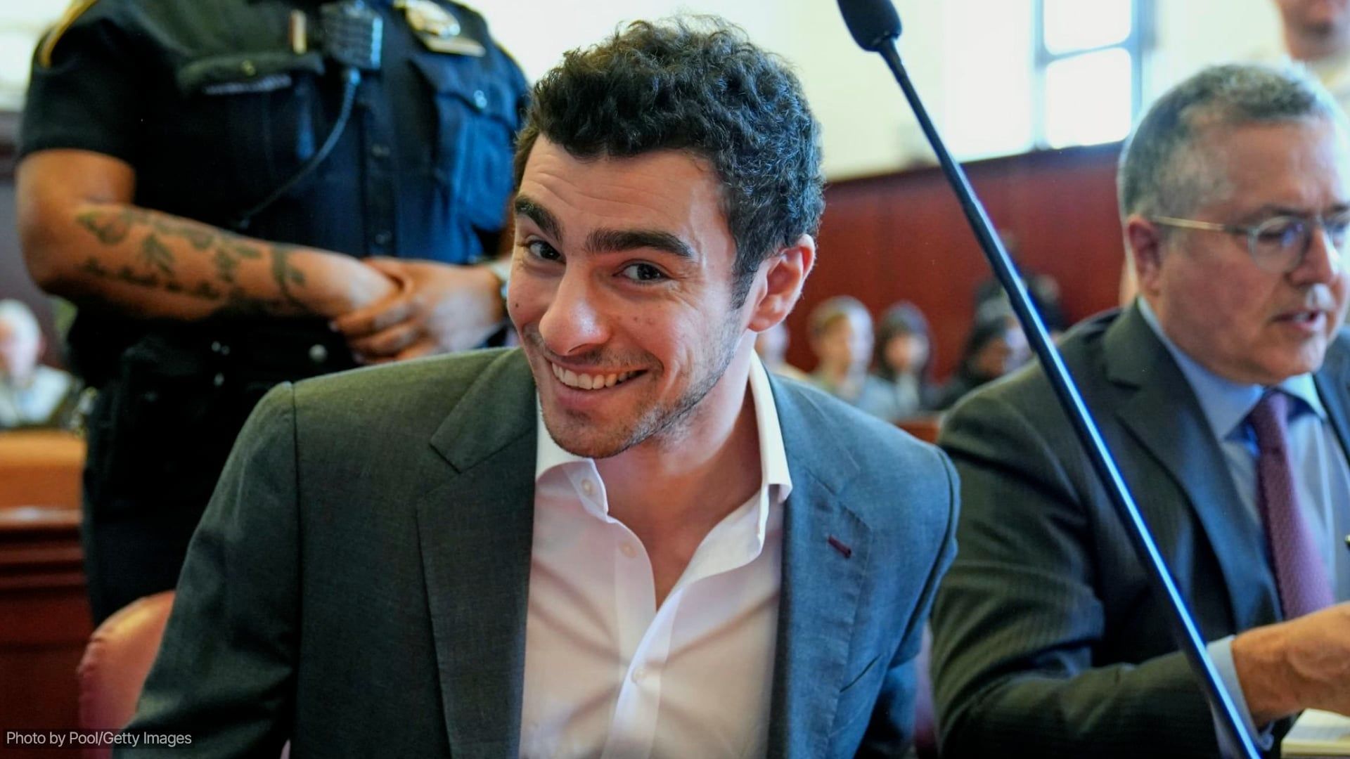 Video: Mann angeklagt, nachdem er sich als FBI-Agent ausgab, um Luigi Mangione zu befreien