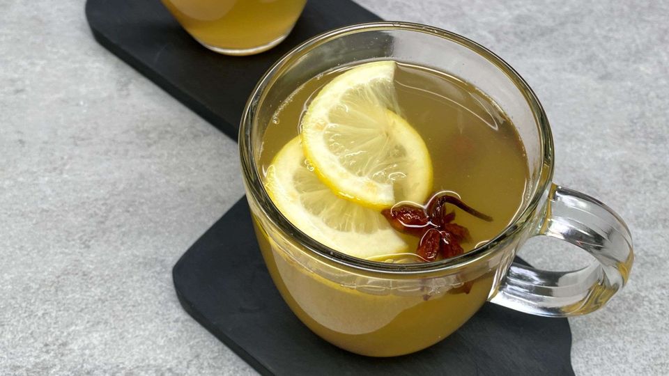 Schnelles Rezept: Heißer Limoncello (Zitronen-Glühwein)