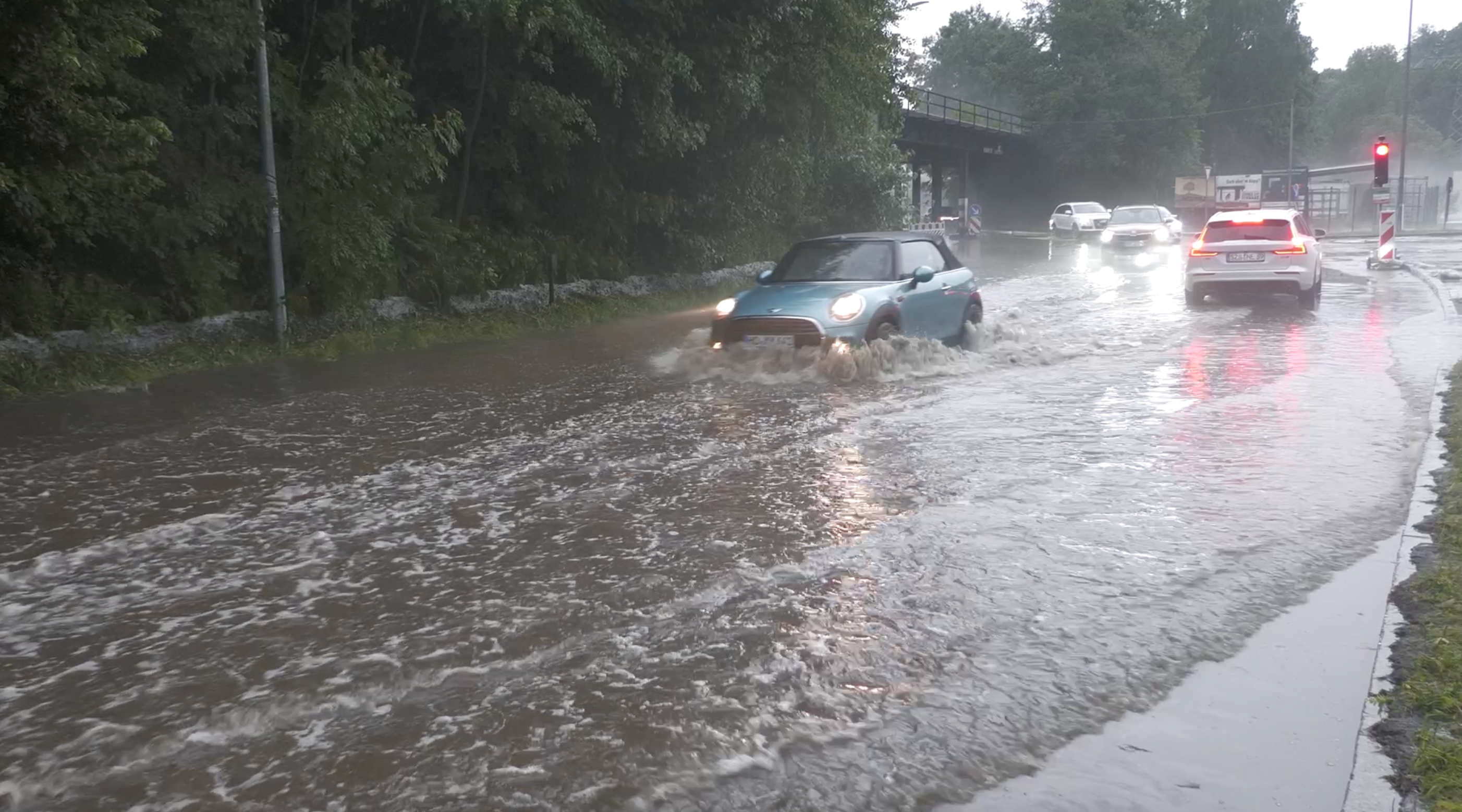Video: Katastrophale Unwetter im Erzgebirge: Riesige Hagelmassen & Überflutungen
