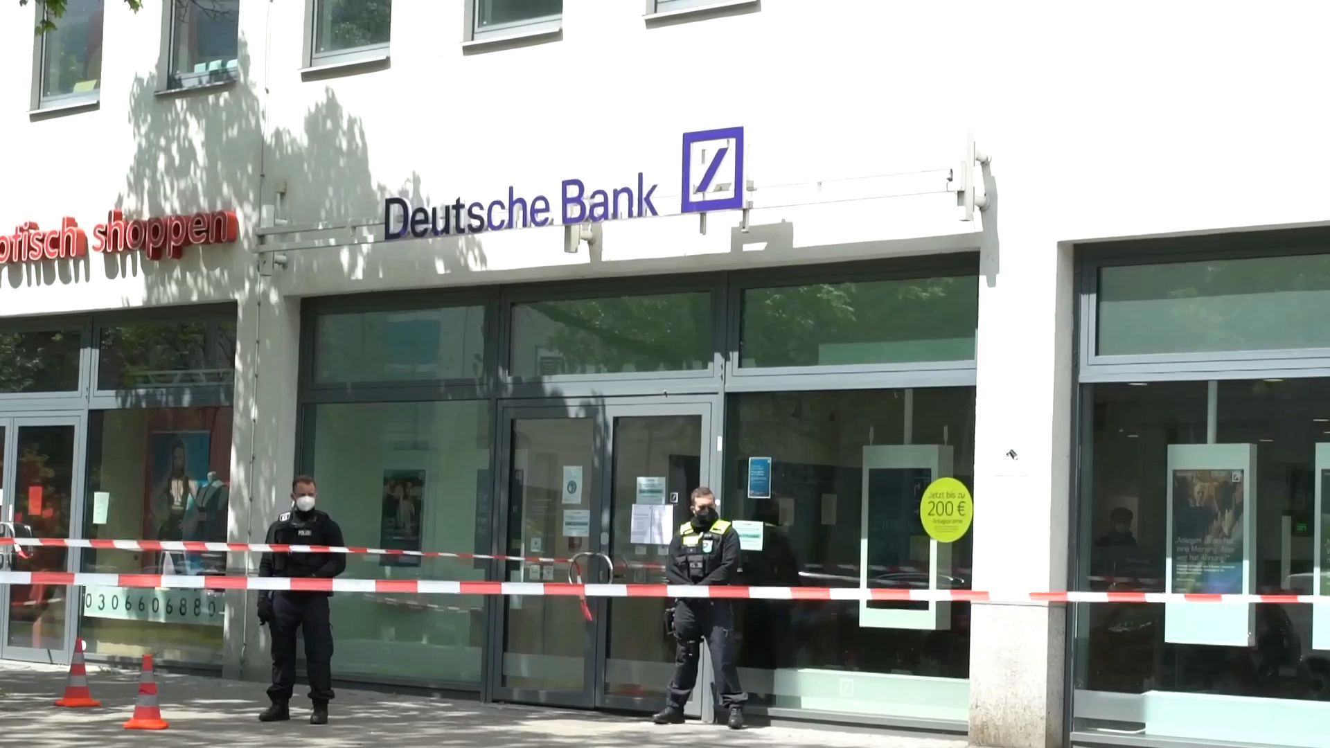 Raubüberfall auf Bank in Neukölln – Zwei Verletzte Raubüberfall auf Bank in Neukölln – Zwei Verletzte