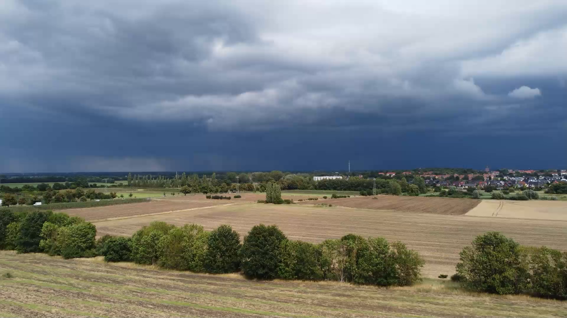 Video: Unwetterfront bringt heftigen Starkregen und schwere Gewitter in Berlin und Brandenburg