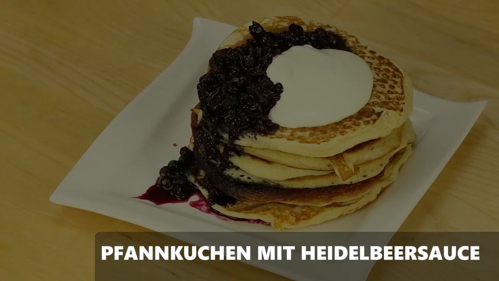 Pfannkuchen with Blueberry Sauce