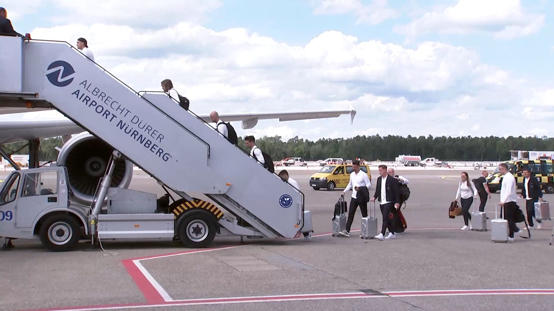 Prominenz am Flughafen: Deutsche Nationalmannschaft fliegt zum letzten Testspiel