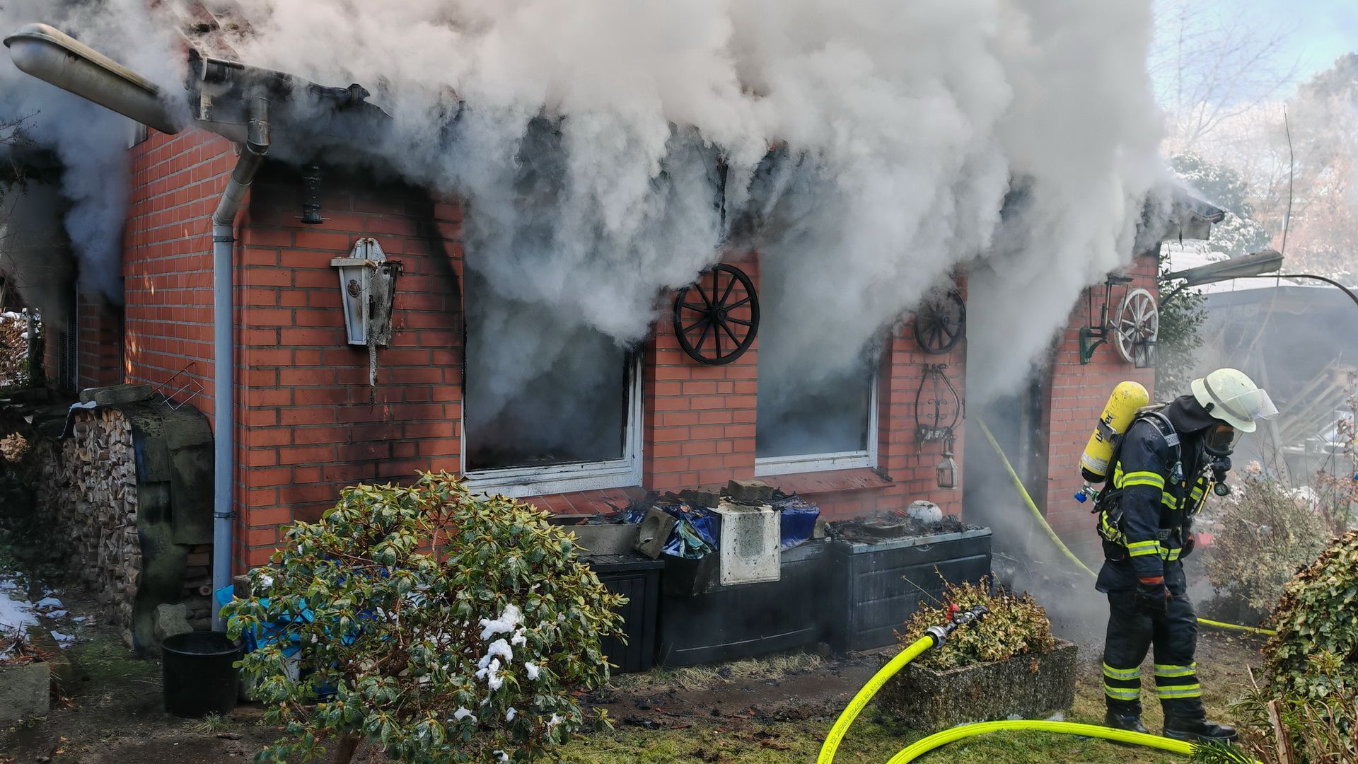 Video: Hamburg Lohbrügge: Folgenschweres Feuer - Hausbewohner (80) bei Löschversuchen schwer verletzt