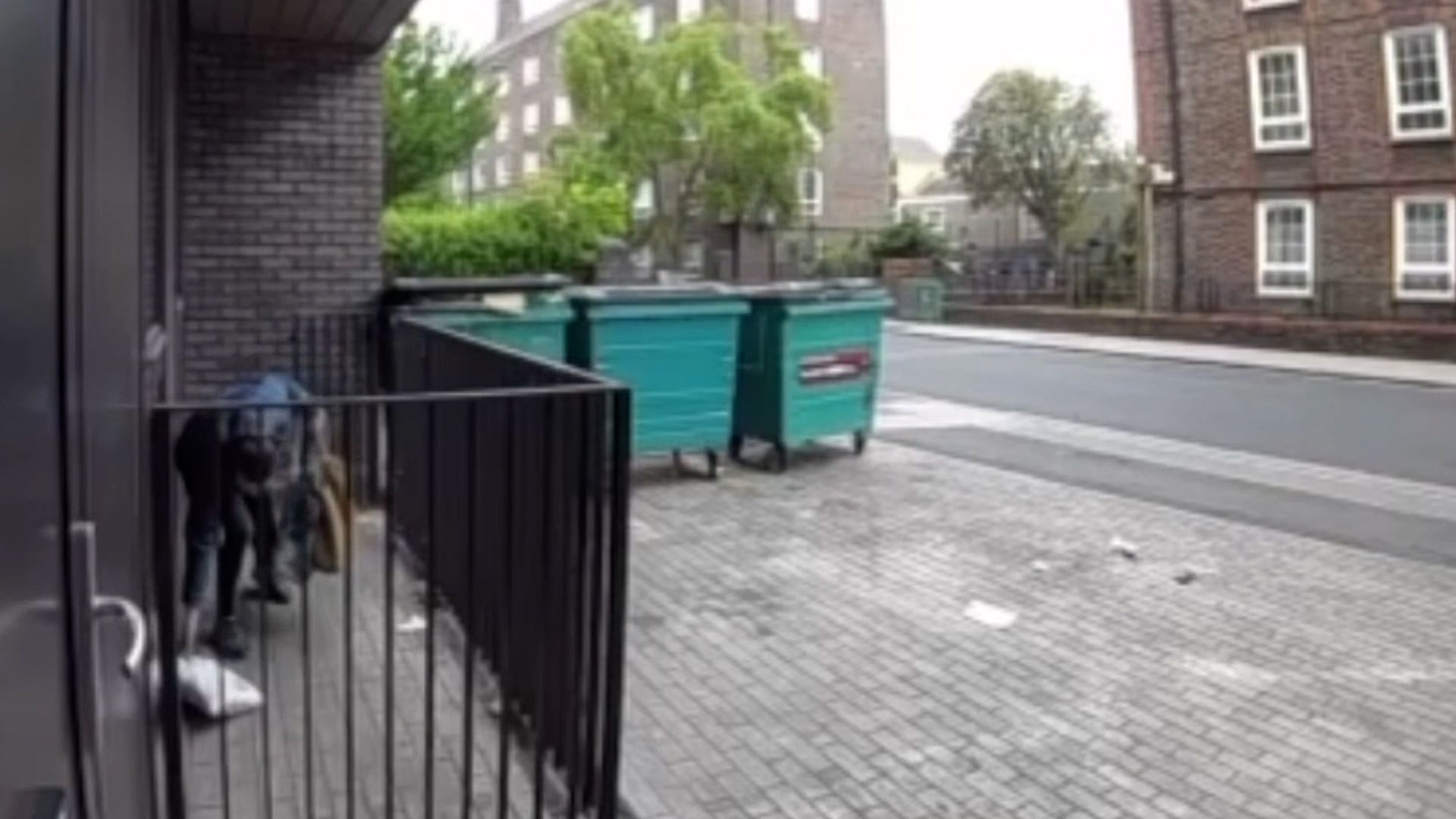 Video: Frau wird Jacke im Wert von 230 € gestohlen, nachdem ein unachtsamer Zusteller sie auf der Straße liegen lässt