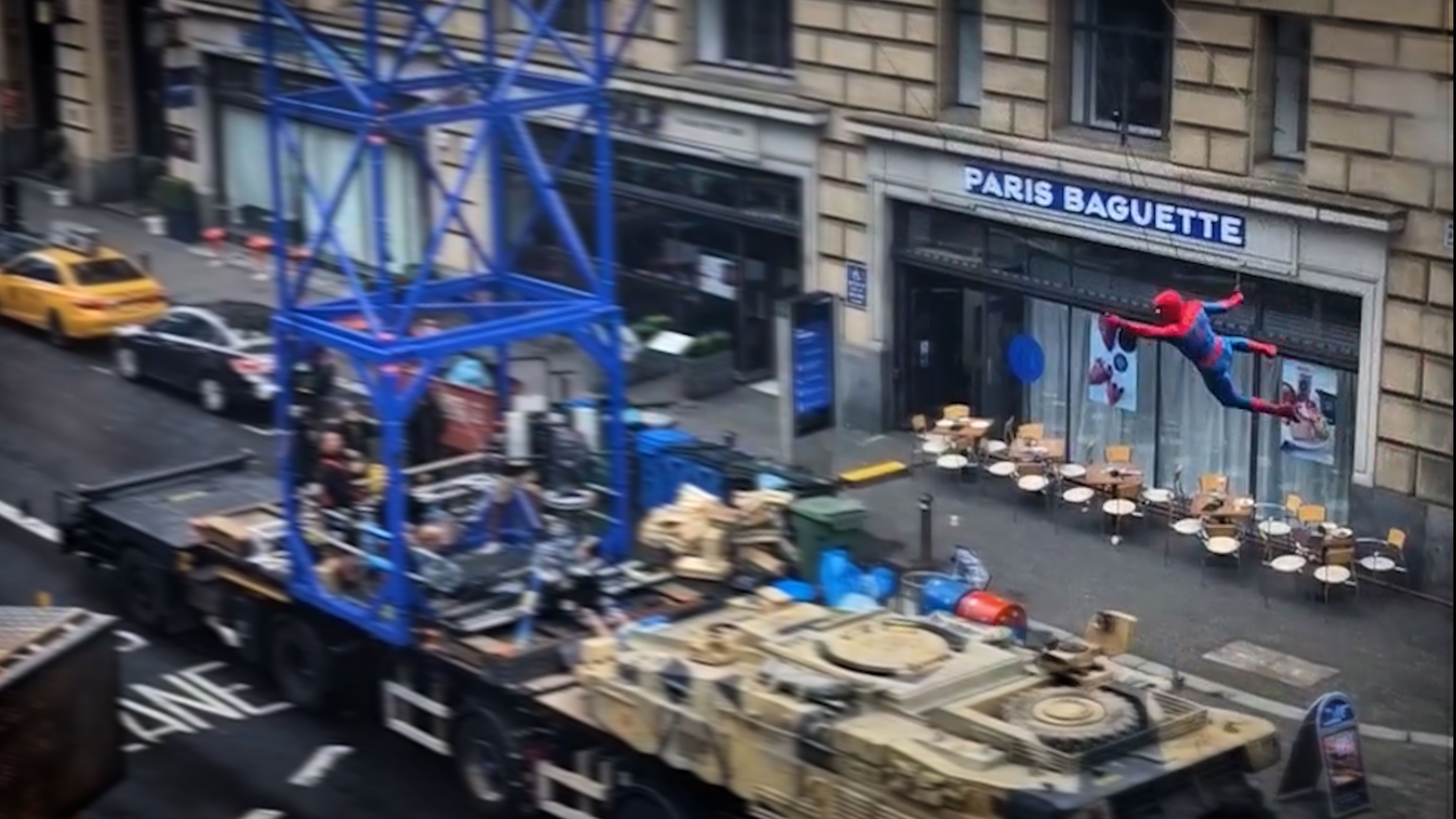 Video: Spider-Man springt während der Dreharbeiten zum neuen Film von Gebäude zu Gebäude