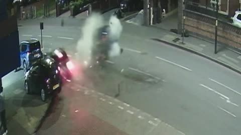 Video: CCTV-Aufnahmen zeigen den schrecklichen Moment eines tödlichen Autounfalls, während die Polizei nach dem flüchtigen Paar fahndet