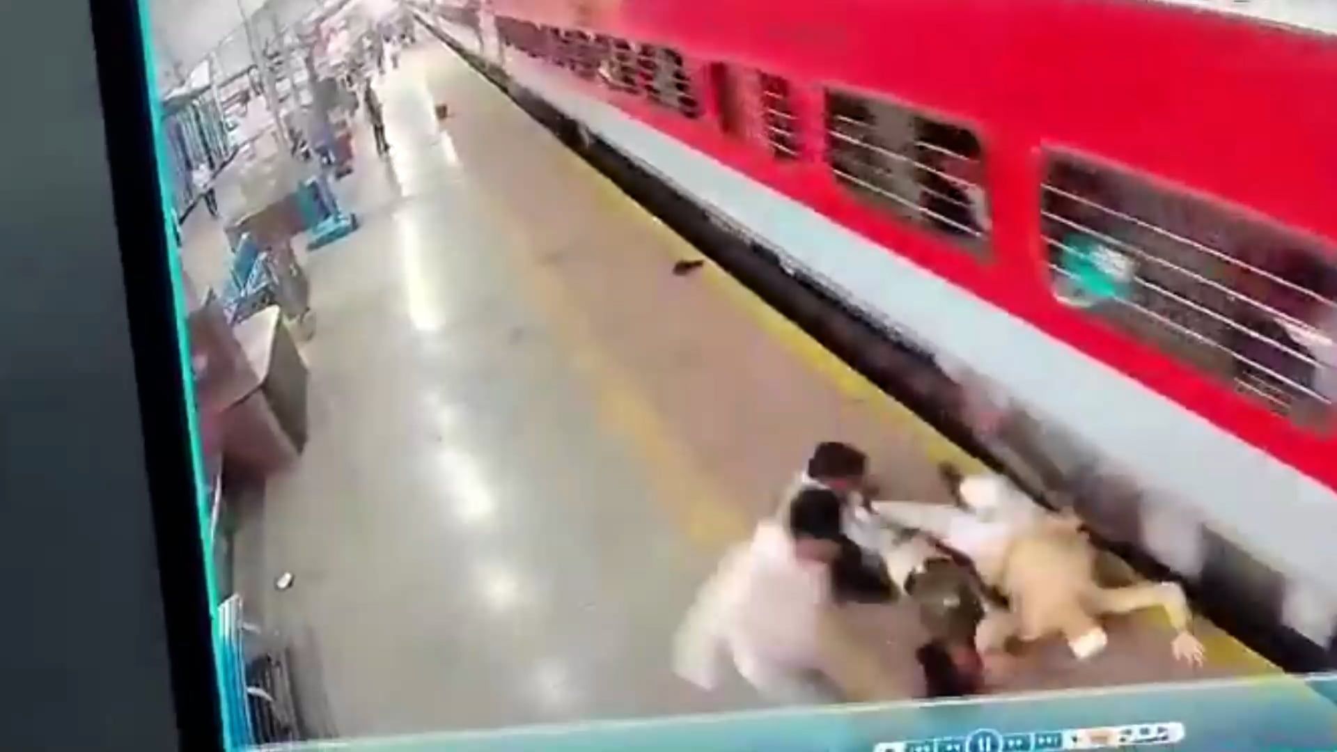 Video: Entschlossenes Eingreifen rettet 75-jährigen Mann, nachdem er in eine Lücke zwischen Bahnsteig und Bahnsteig gefallen ist