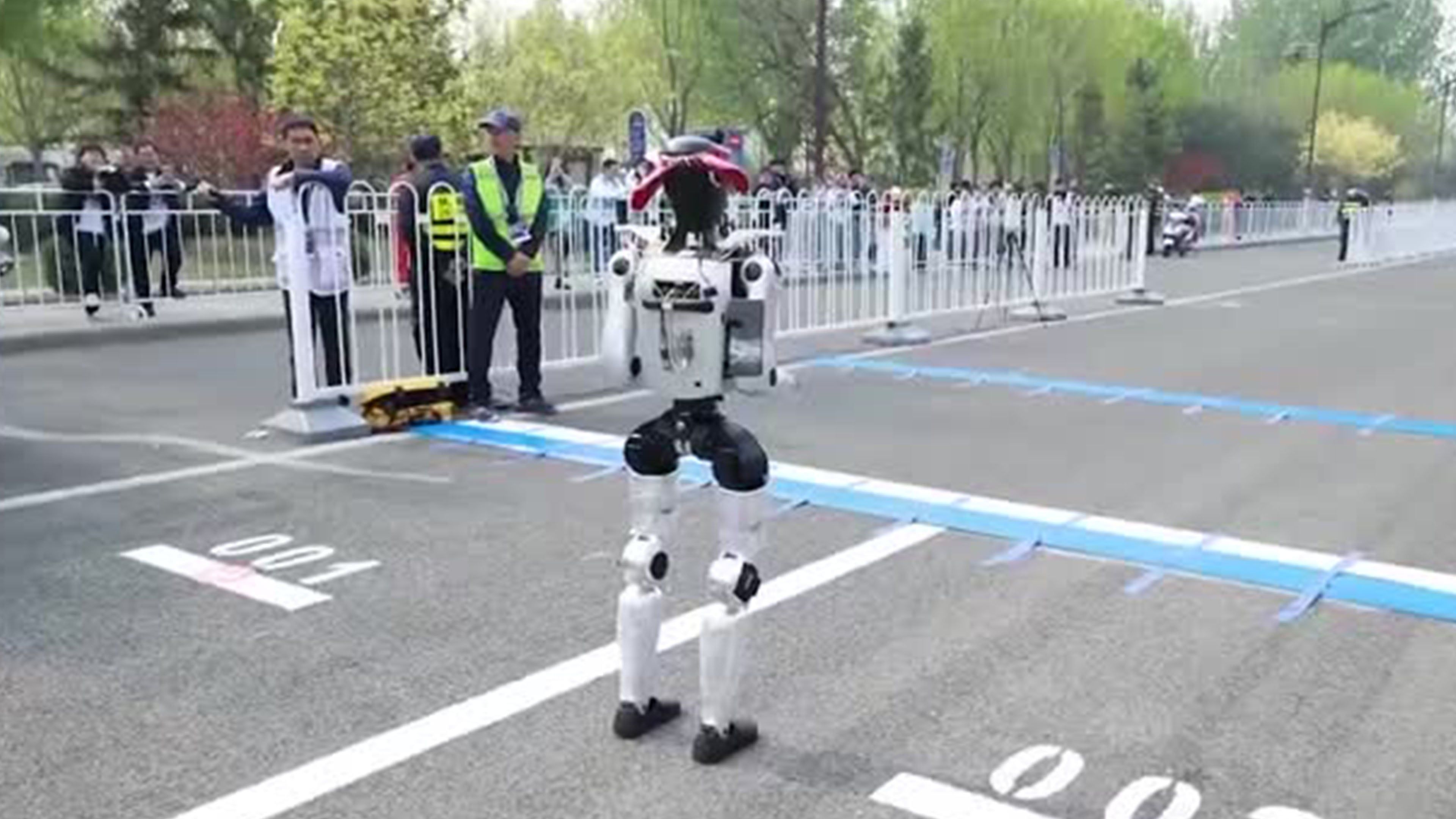 Video: Humanoider Roboter stolpert beim Halbmarathon in Peking