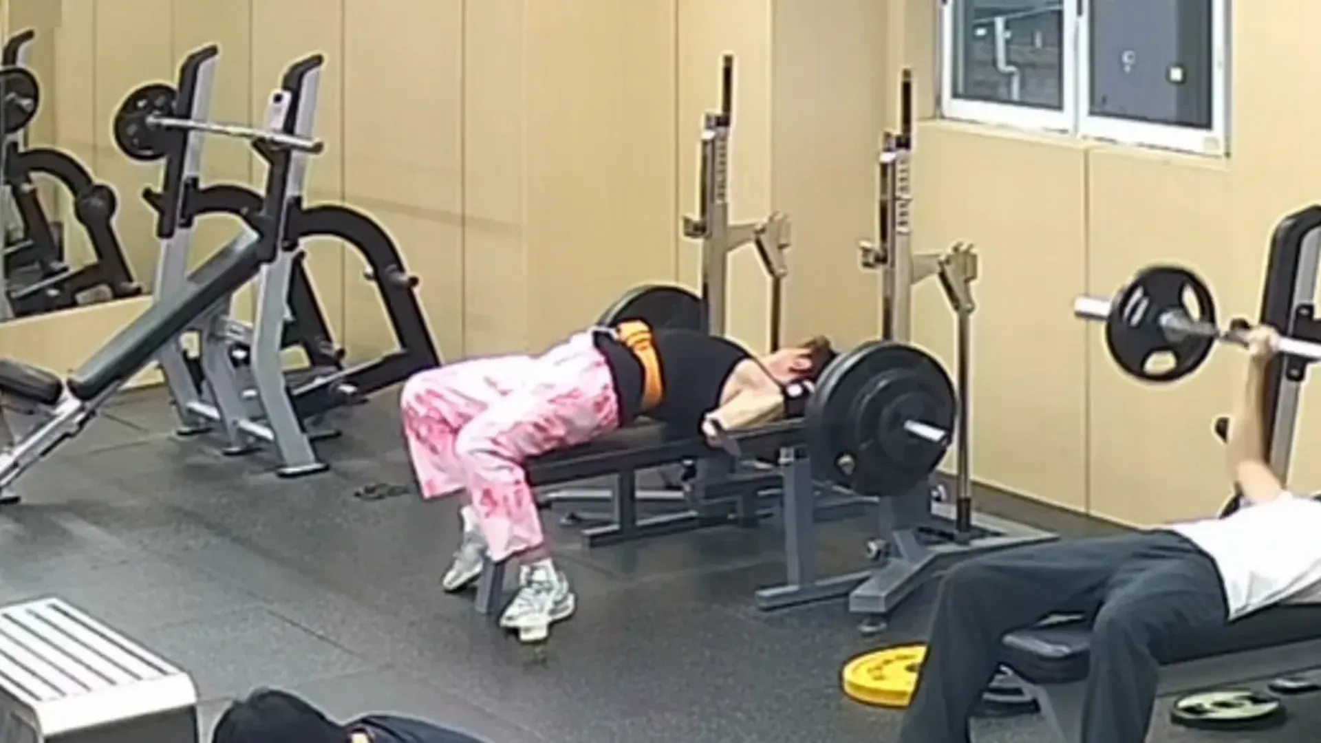 Video: Schockmoment im Fitnessstudio – Mann entgeht nur knapp 145-Kilo-Unglück