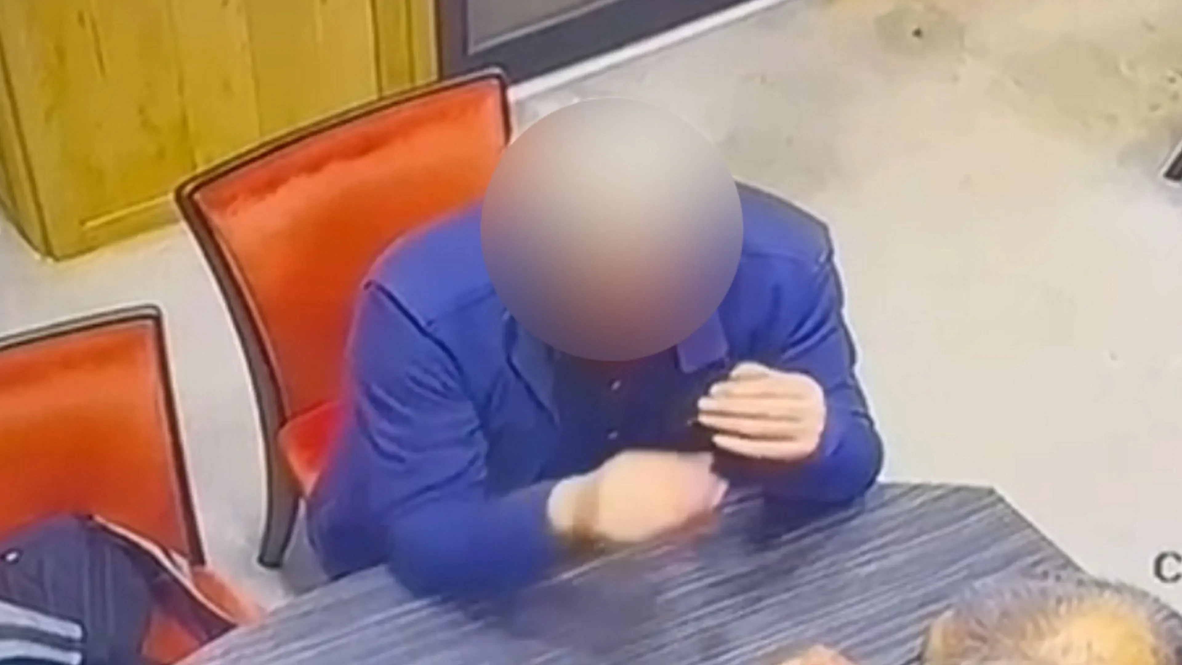 Video: Der Moment, in dem ein Mann einen Ring im Wert von 41.000 € verschluckt, „um ihn zu stehlen“