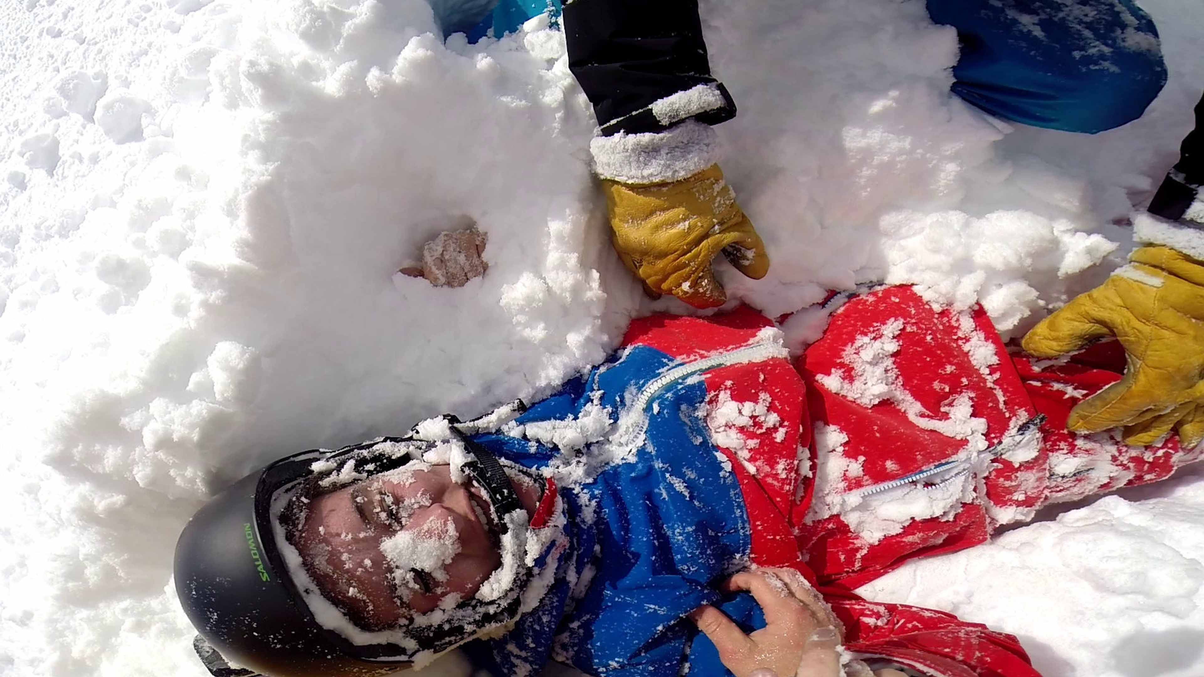 Video: Skifahrer retten Frau, die unter Schnee gefangen ist und nach Luft ringt
