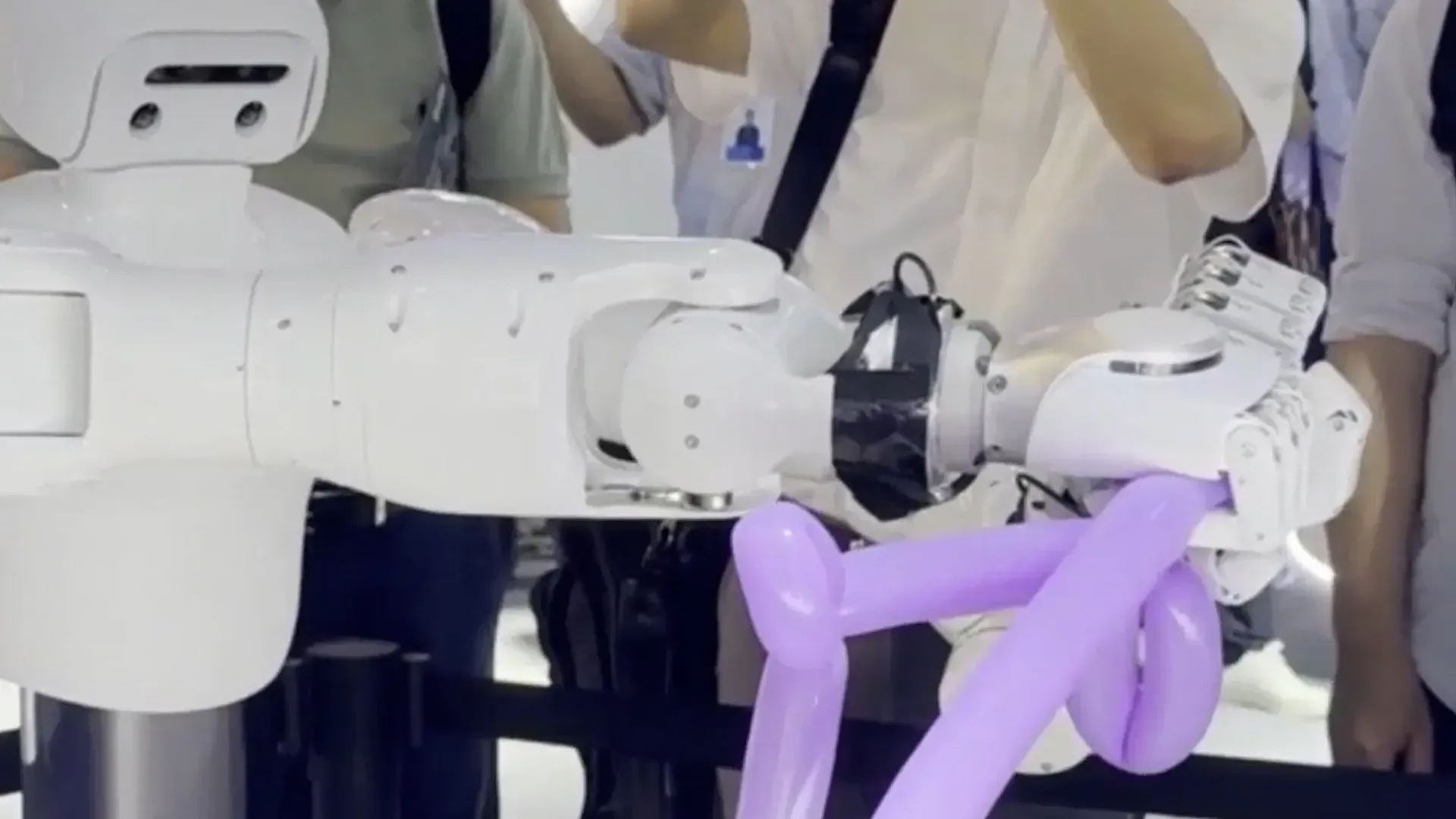Video: Humanoider Roboter formt Luftballonhund auf KI-Konferenz in Shanghai