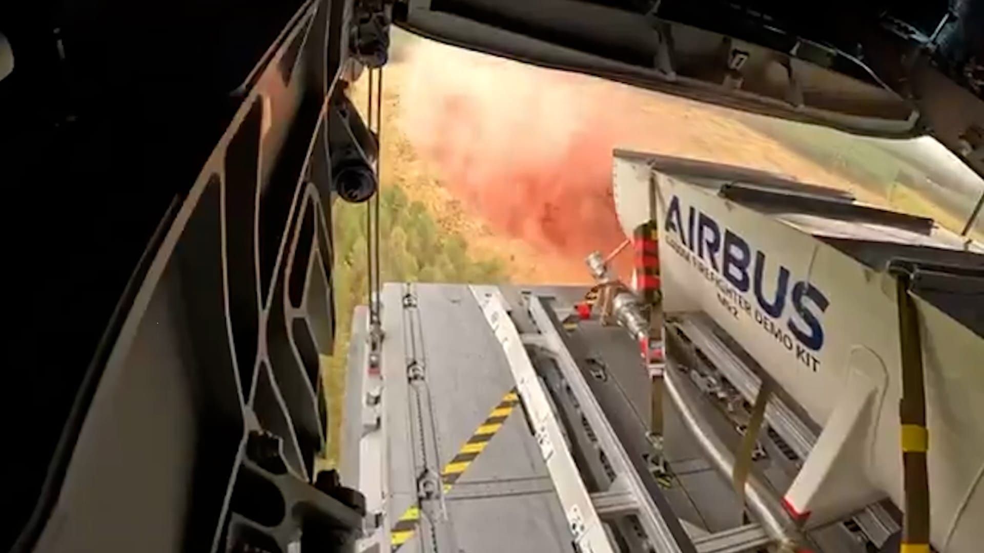 Video: Französischer A400M wirft erstmals Löschmittel bei Waldbrand in der Gironde ab
