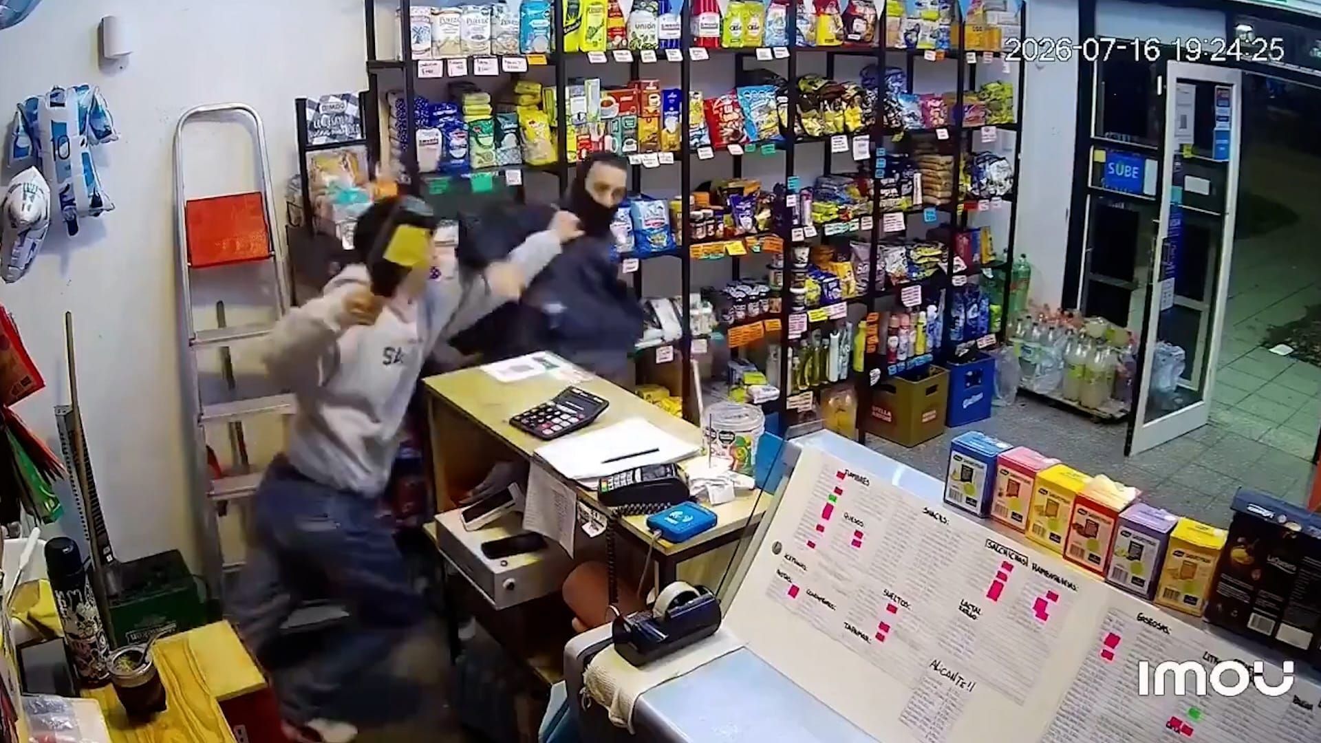 Video: Kioskmitarbeiter wehrt maskierten Räuber mit einer Weinflasche ab