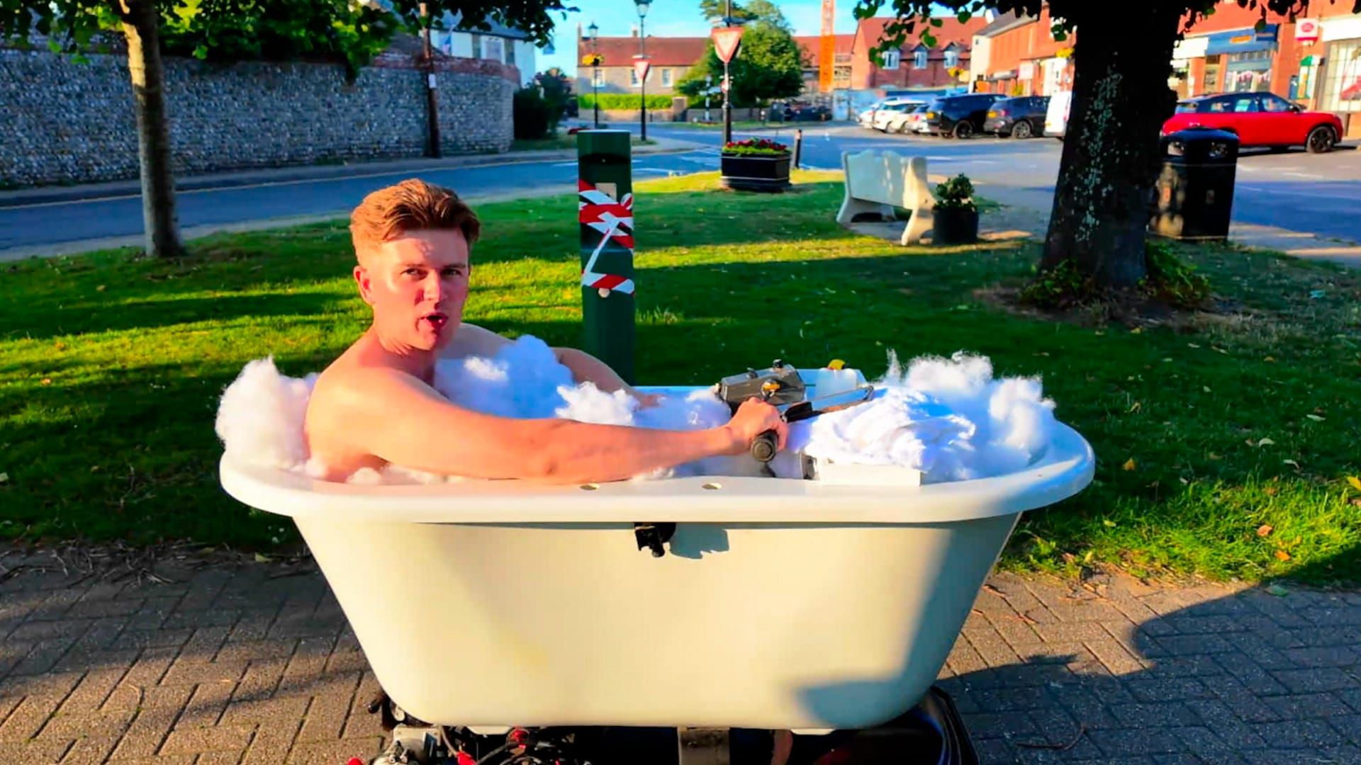 Video: 100 Euro Badewanne auf Rädern, um während eines Bads Besorgungen zu erledigen