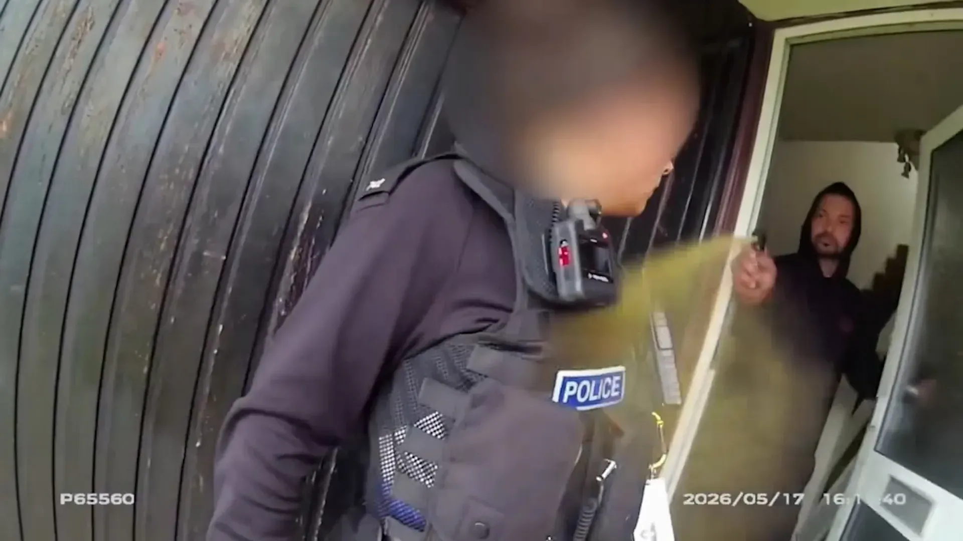 Video: Polizisten nach einem Einsatz wegen häuslicher Gewalt mit einer gesundheitsschädlichen Substanz besprüht