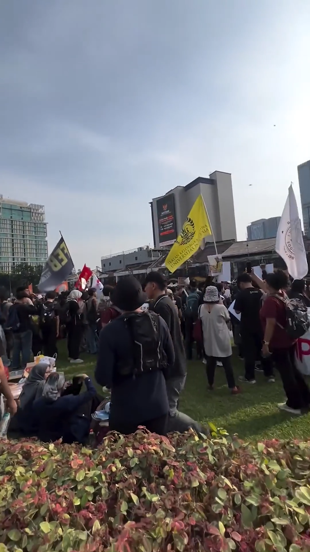 Video: Aktivisten protestieren gegen die Waldbrandkrise in Indonesien, während Beamte Greenpeace-Banner entfernen