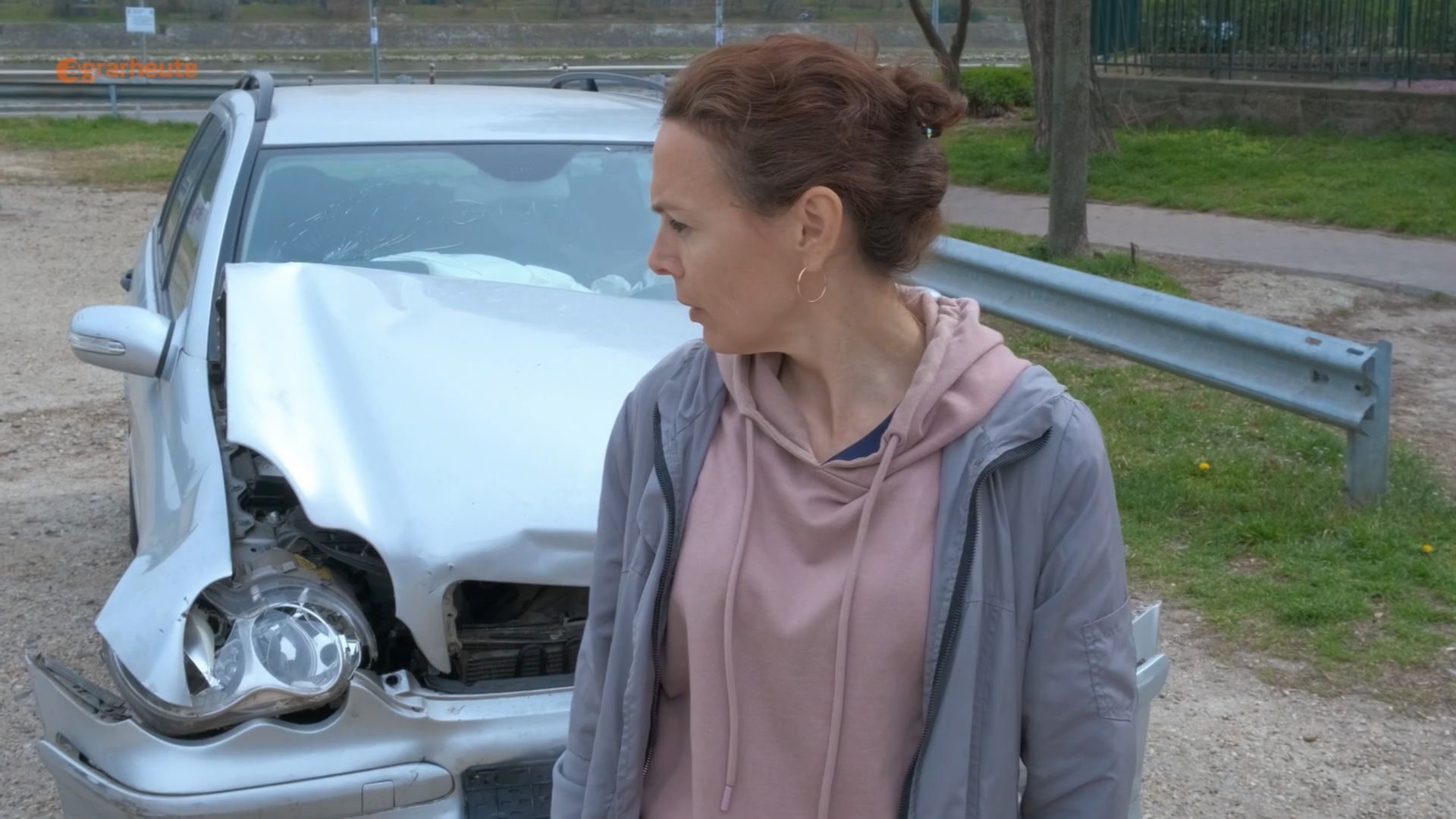 Daughter crashes father's tractor with car: Liability insurance does not cover damage