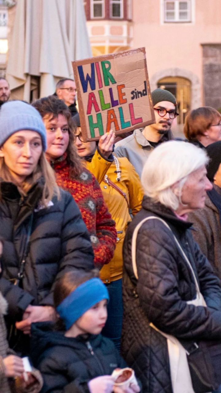 Video: Hunderte stehen in Hall gegen Rassismus auf
