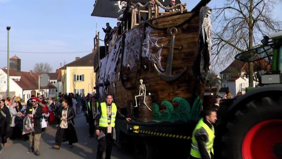 Große Party beim Faschingsumzug – Närrisches Treiben in den Straßen von Mertingen