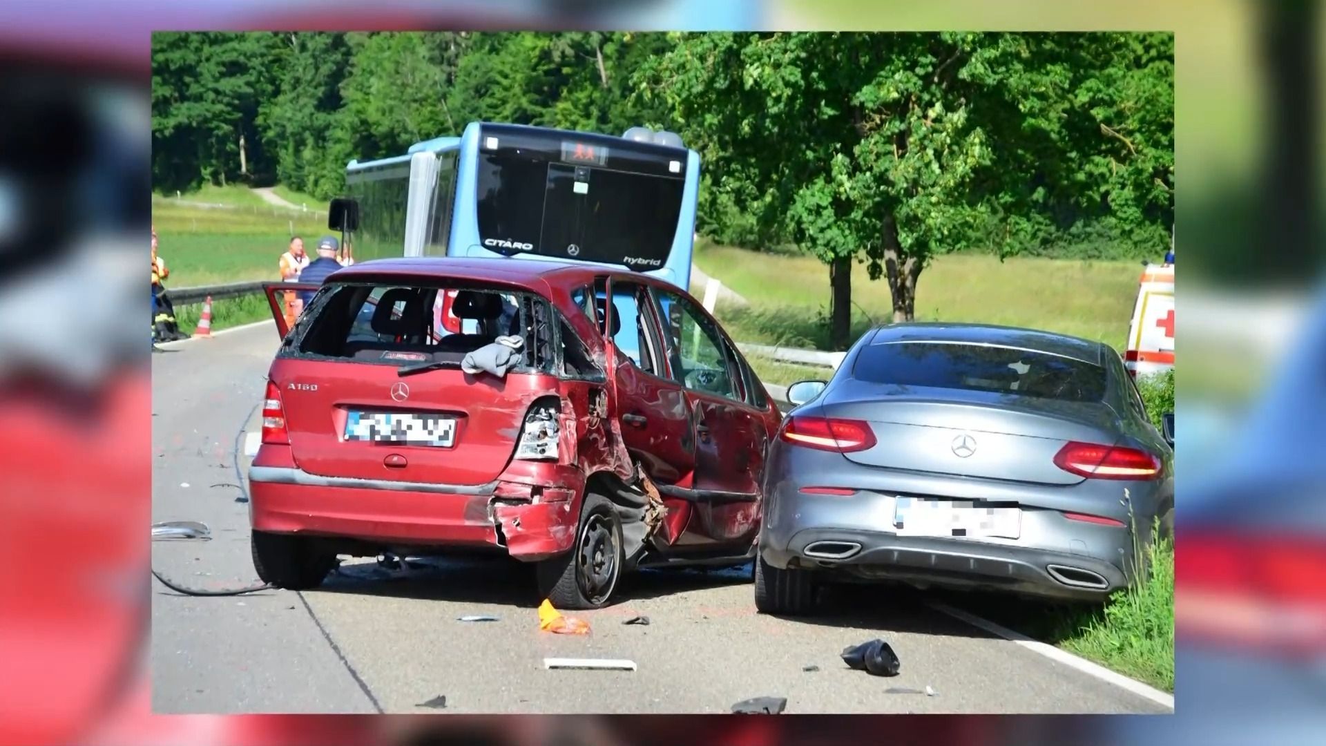 Video: Unfall mit Schulbus - Kinder bei Überholvorgang verletzt