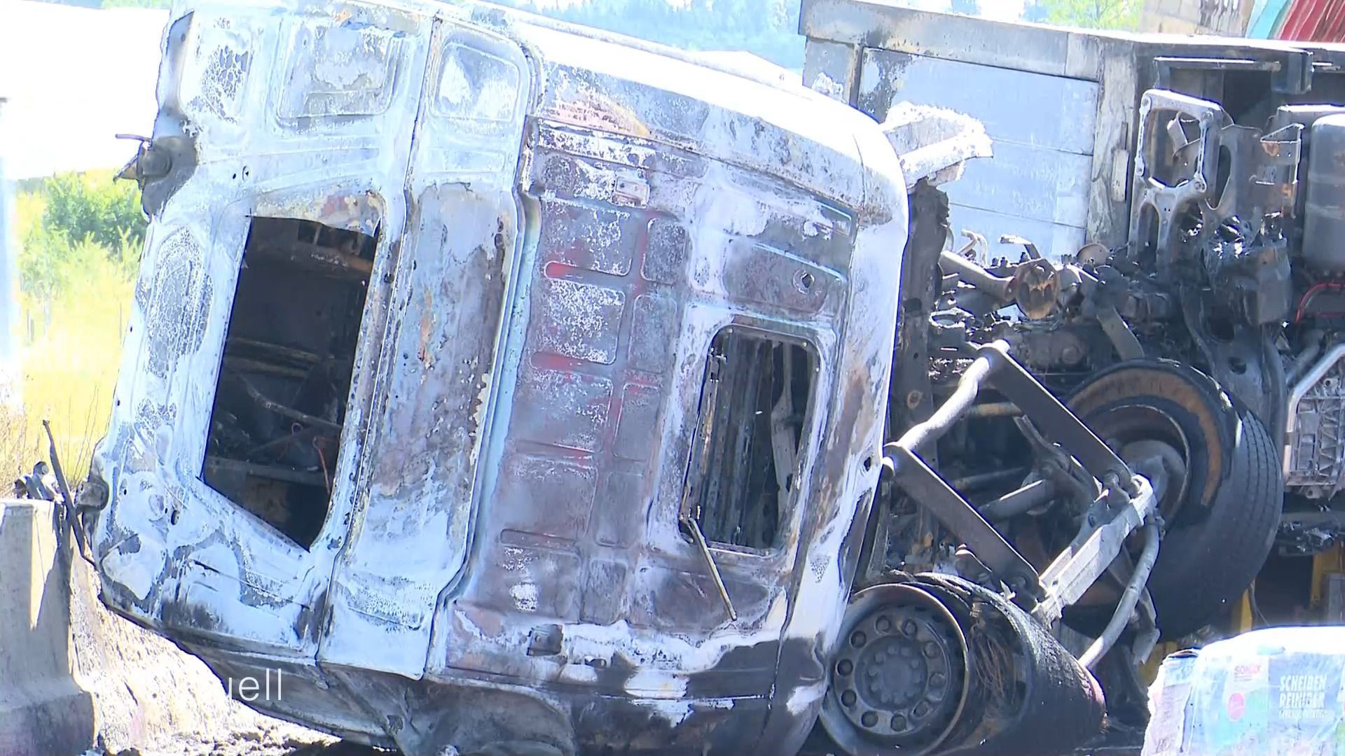 Video: Tödlicher Unfall auf A8: LKW platzt Reifen