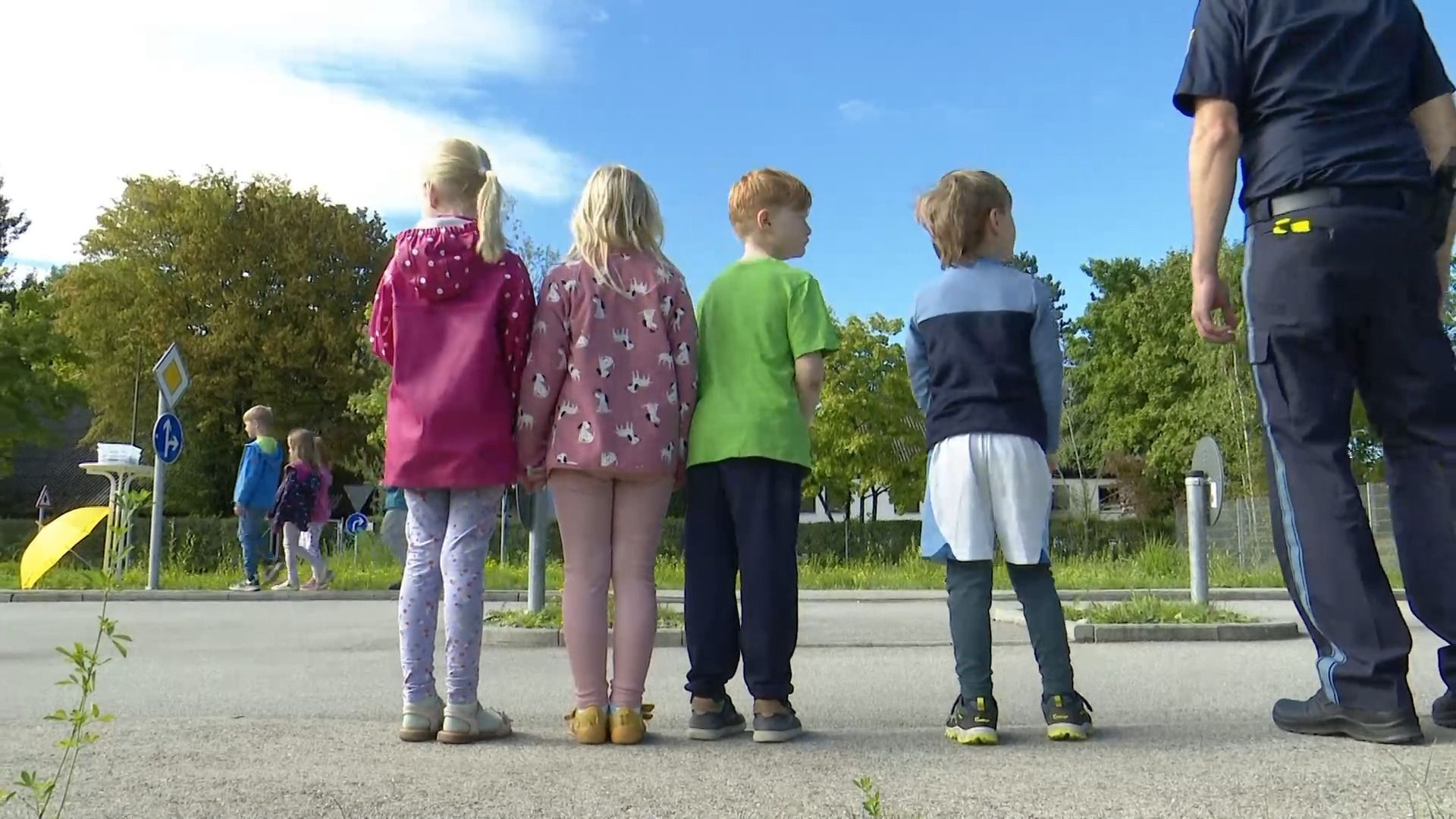 Video: Sicher zur Schule – Verkehrspolizei trainiert mit Erstklässlern
