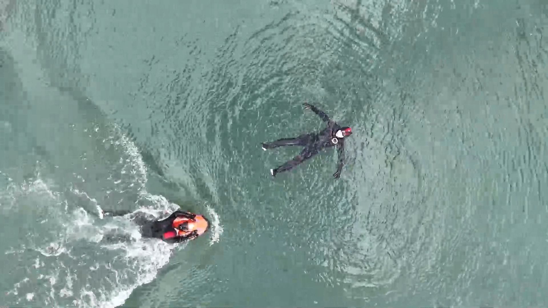 Video: Gefahr im Wasser – a.tv-Reporter übt mit der Berufsfeuerwehr Augsburg Teil 2