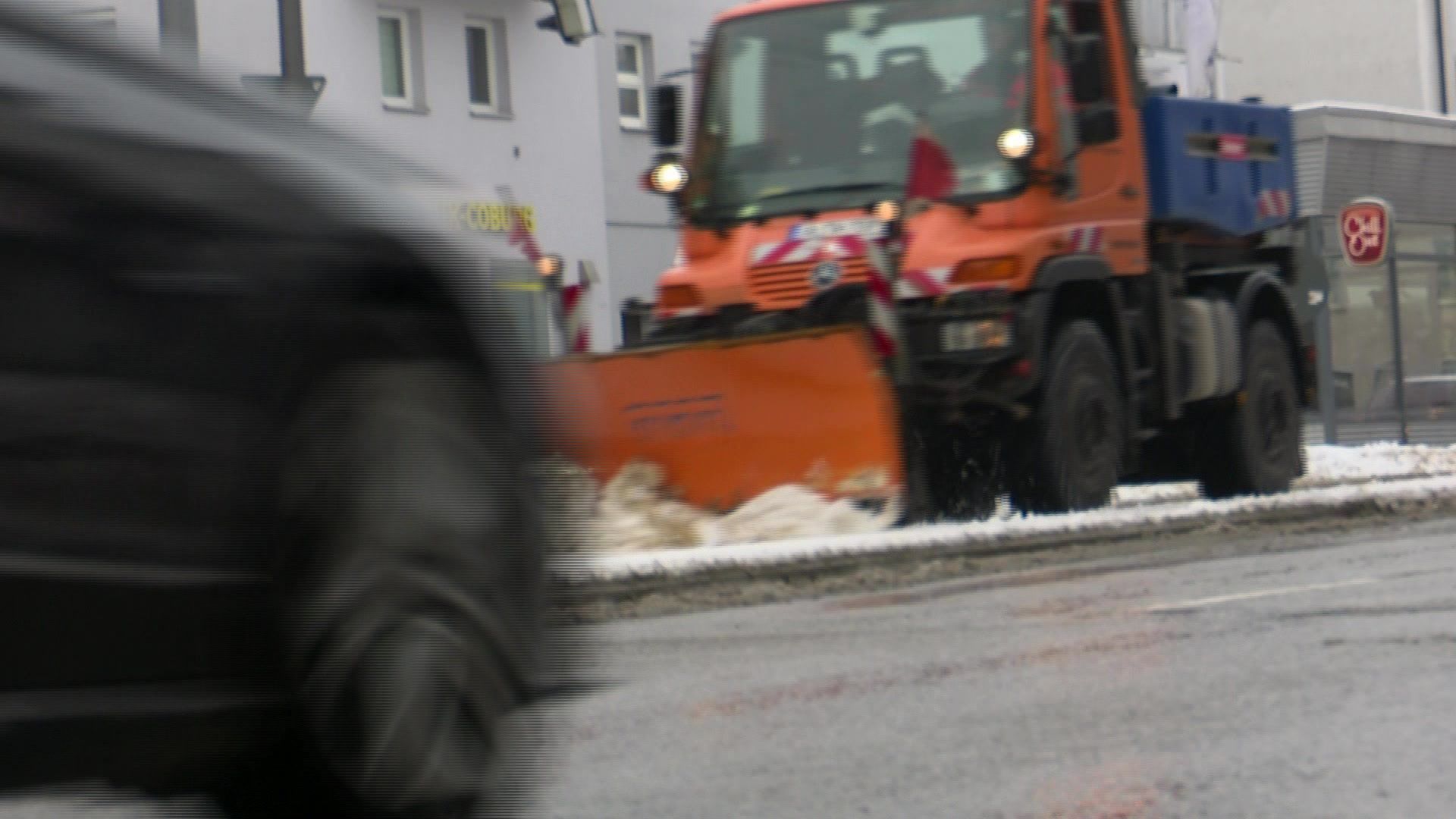 Video: Wintereinbruch in Schwaben – Schnee legt Verkehr lahm